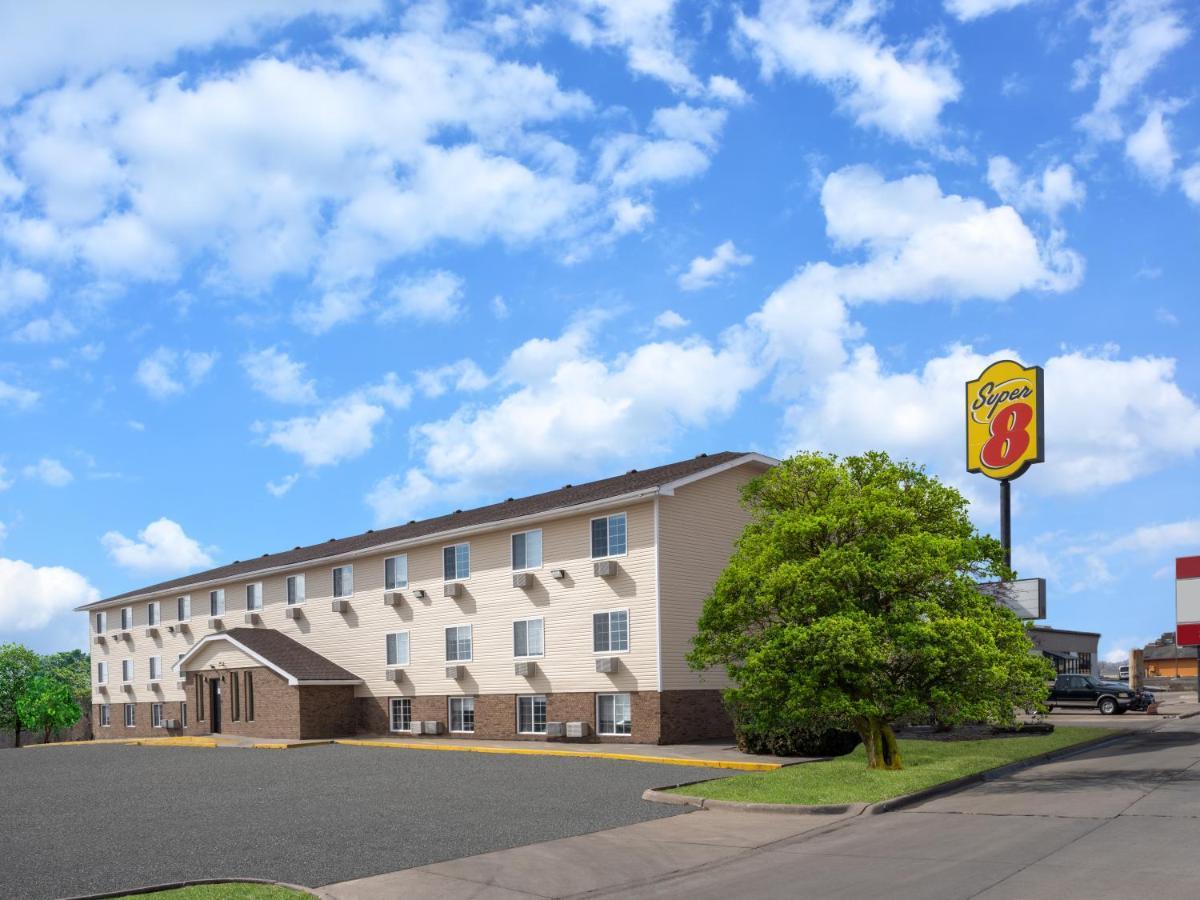 Super 8 By Wyndham Clinton Hotel Luaran gambar