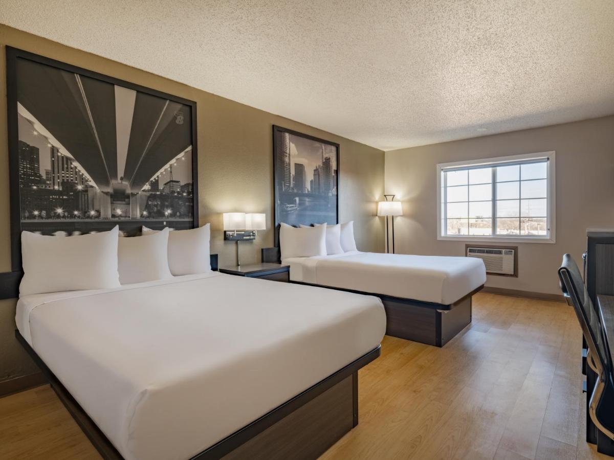 Super 8 By Wyndham Clinton Hotel Luaran gambar