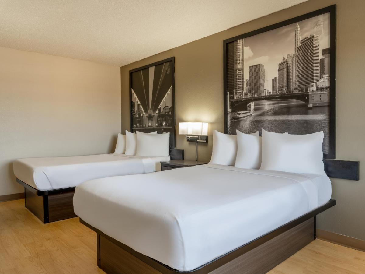 Super 8 By Wyndham Clinton Hotel Luaran gambar