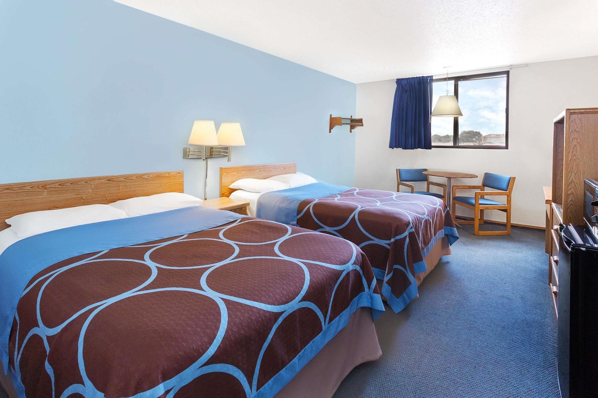 Super 8 By Wyndham Clinton Hotel Luaran gambar