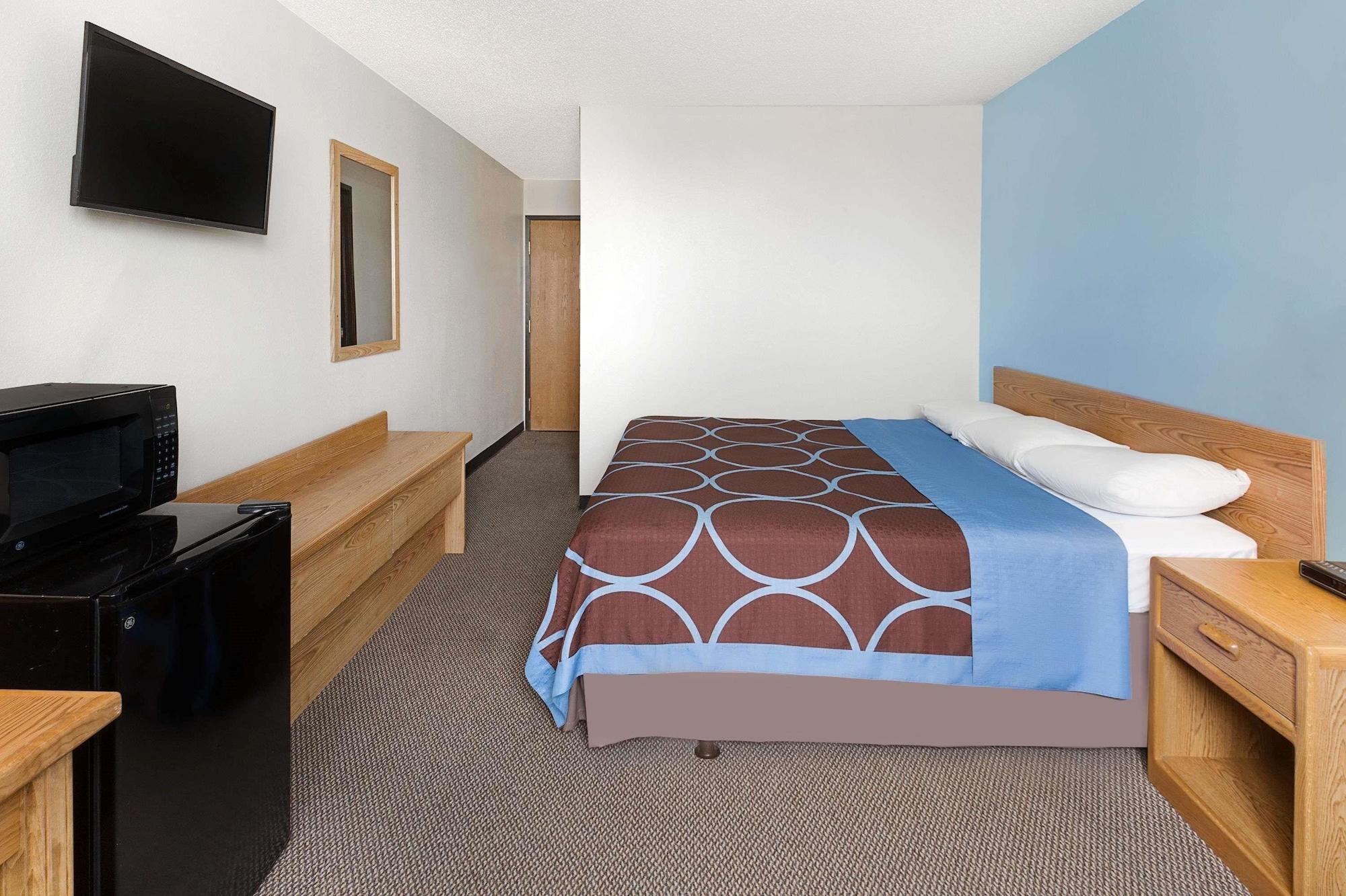 Super 8 By Wyndham Clinton Hotel Luaran gambar