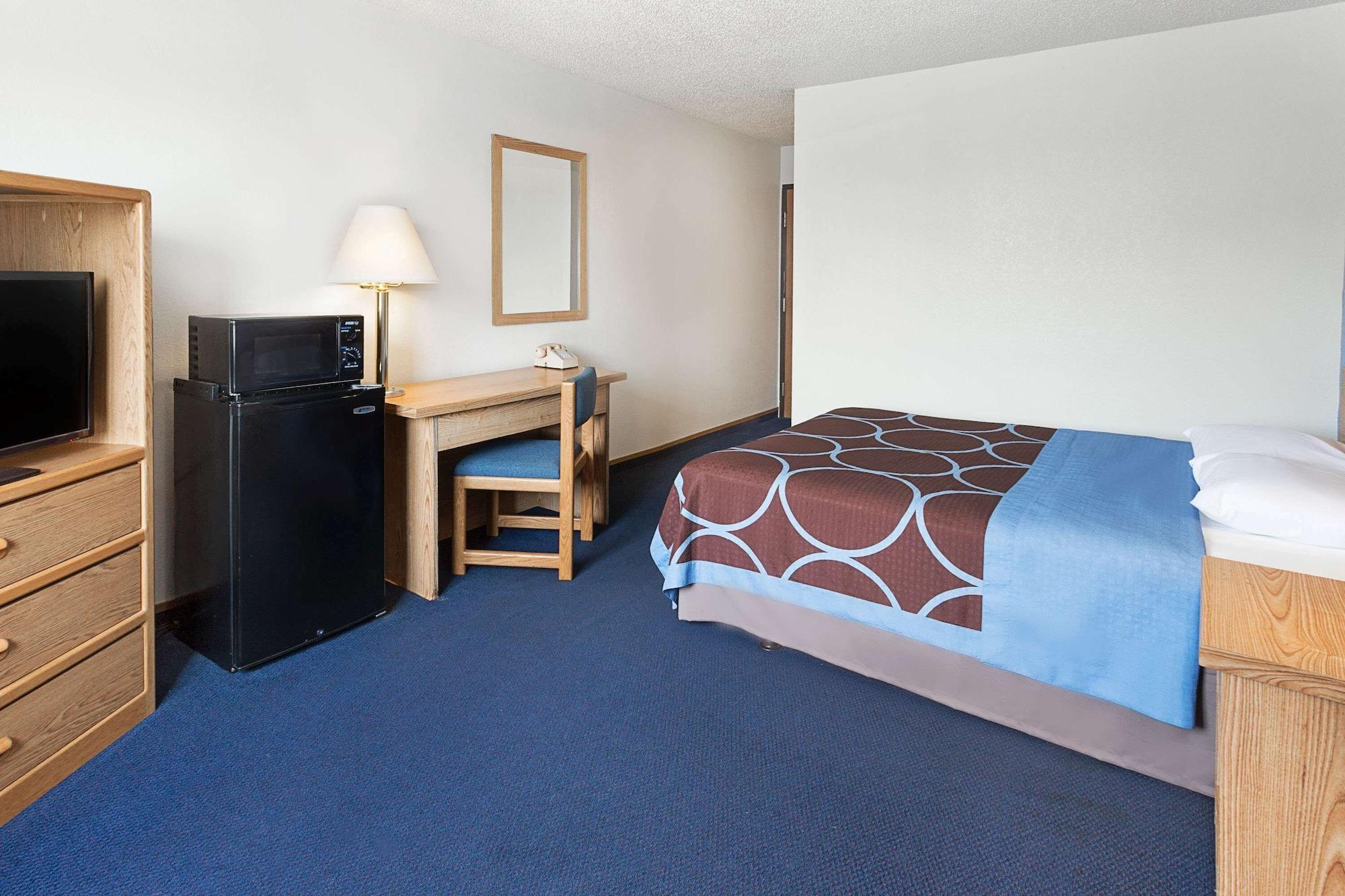 Super 8 By Wyndham Clinton Hotel Luaran gambar