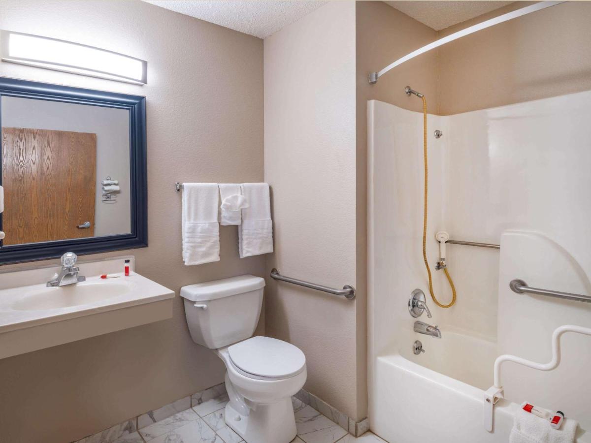 Super 8 By Wyndham Clinton Hotel Luaran gambar