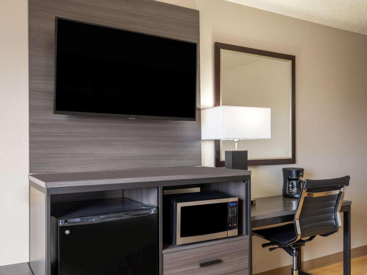 Super 8 By Wyndham Clinton Hotel Luaran gambar