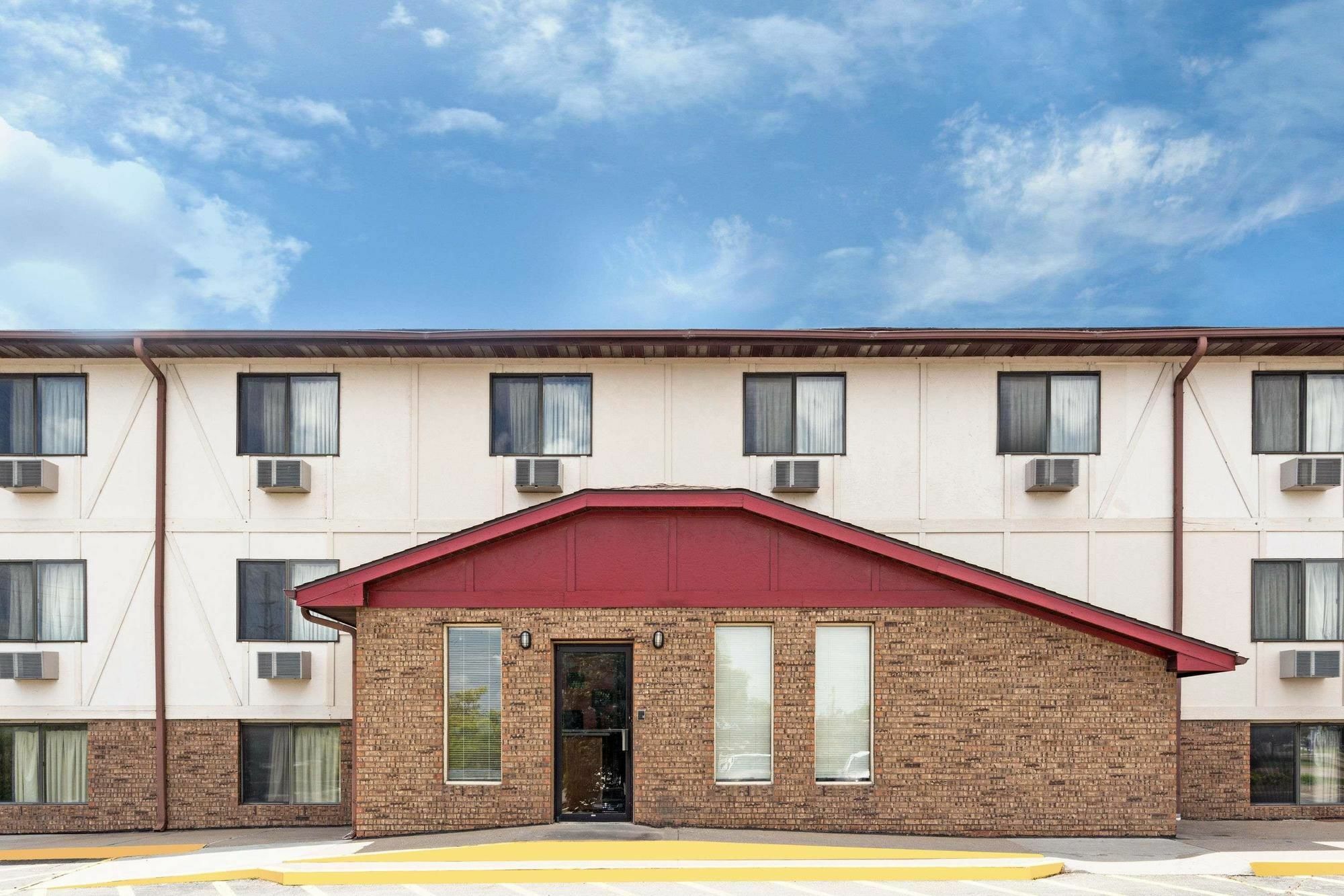 Super 8 By Wyndham Clinton Hotel Luaran gambar