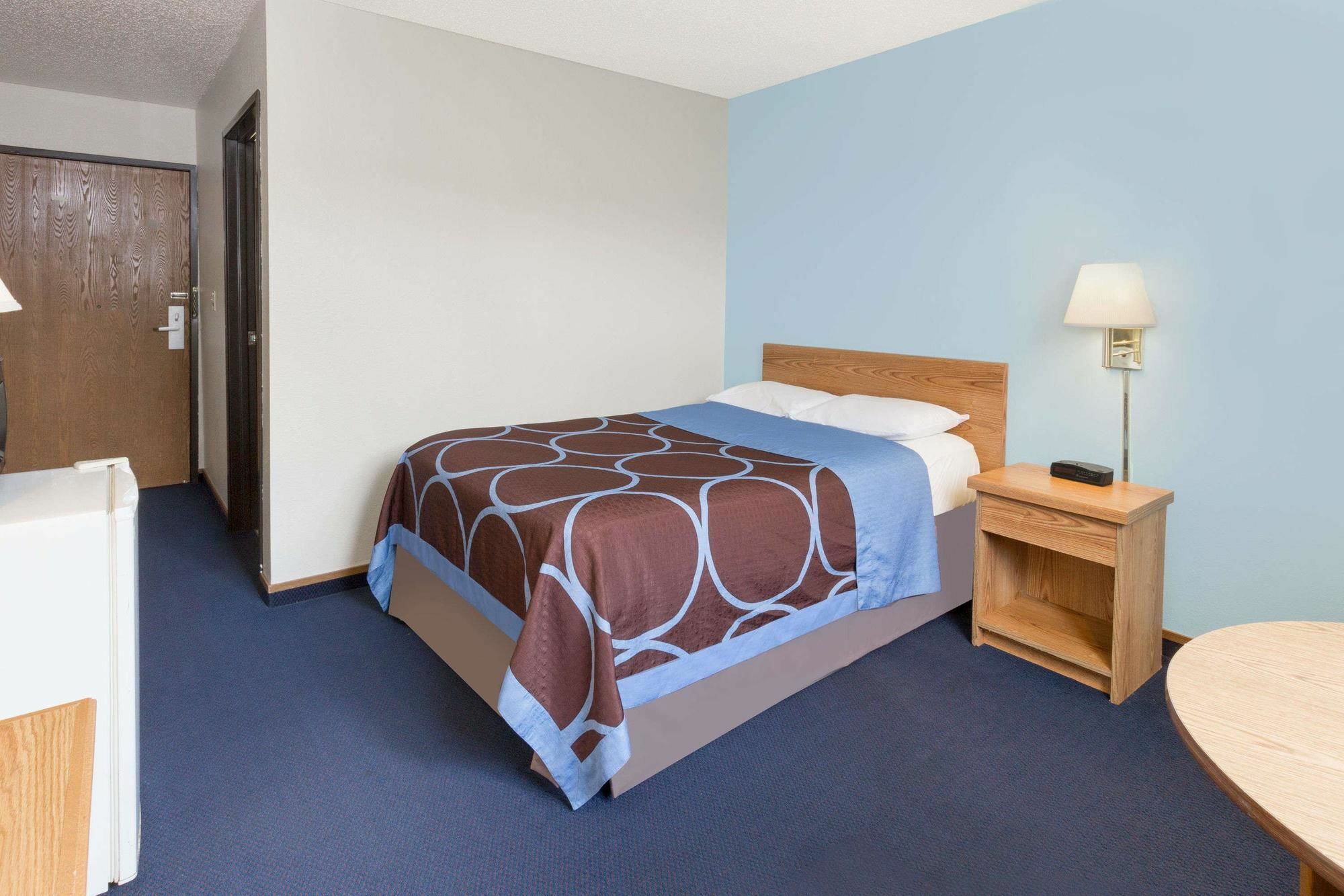 Super 8 By Wyndham Clinton Hotel Luaran gambar