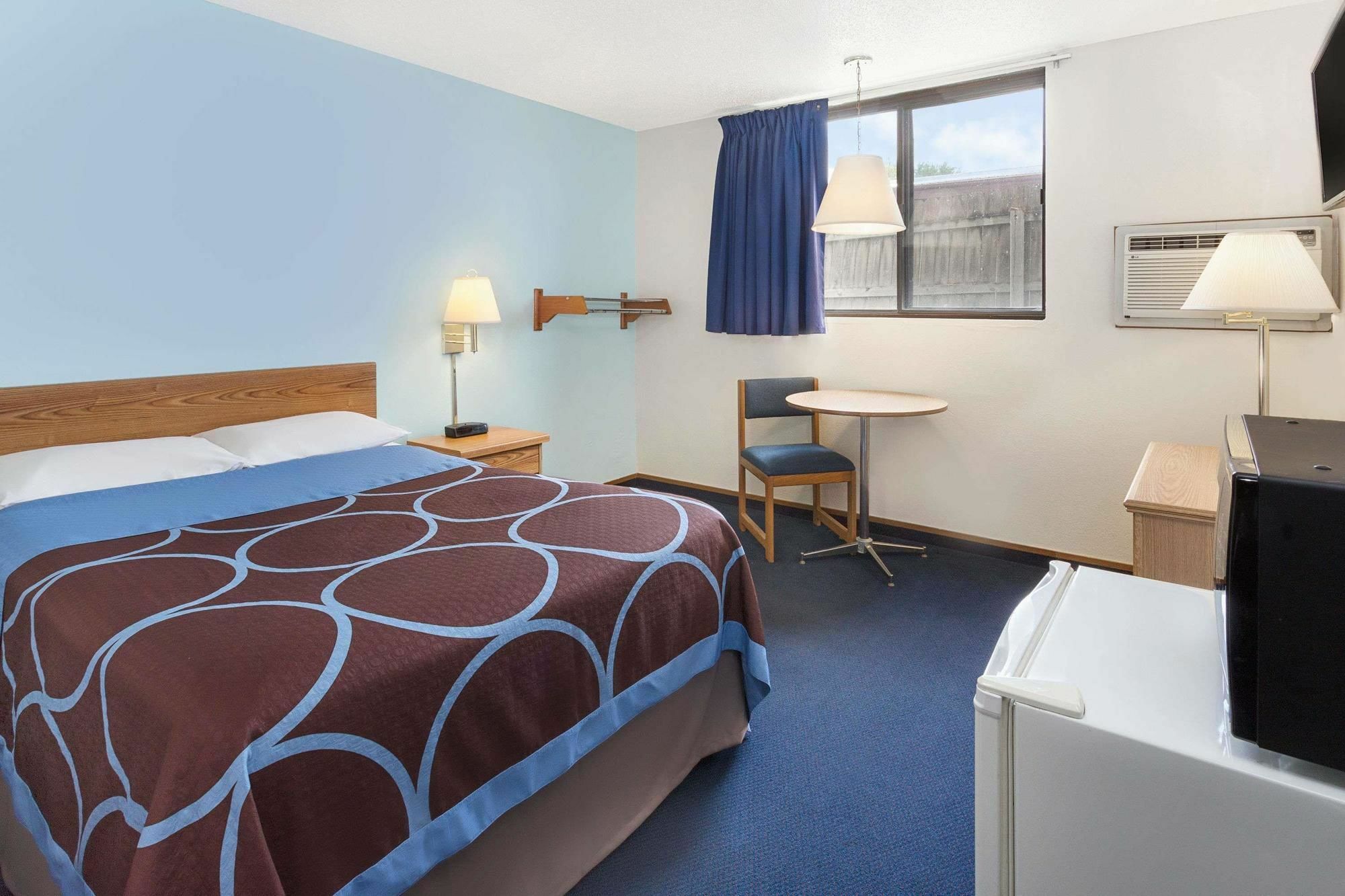 Super 8 By Wyndham Clinton Hotel Luaran gambar